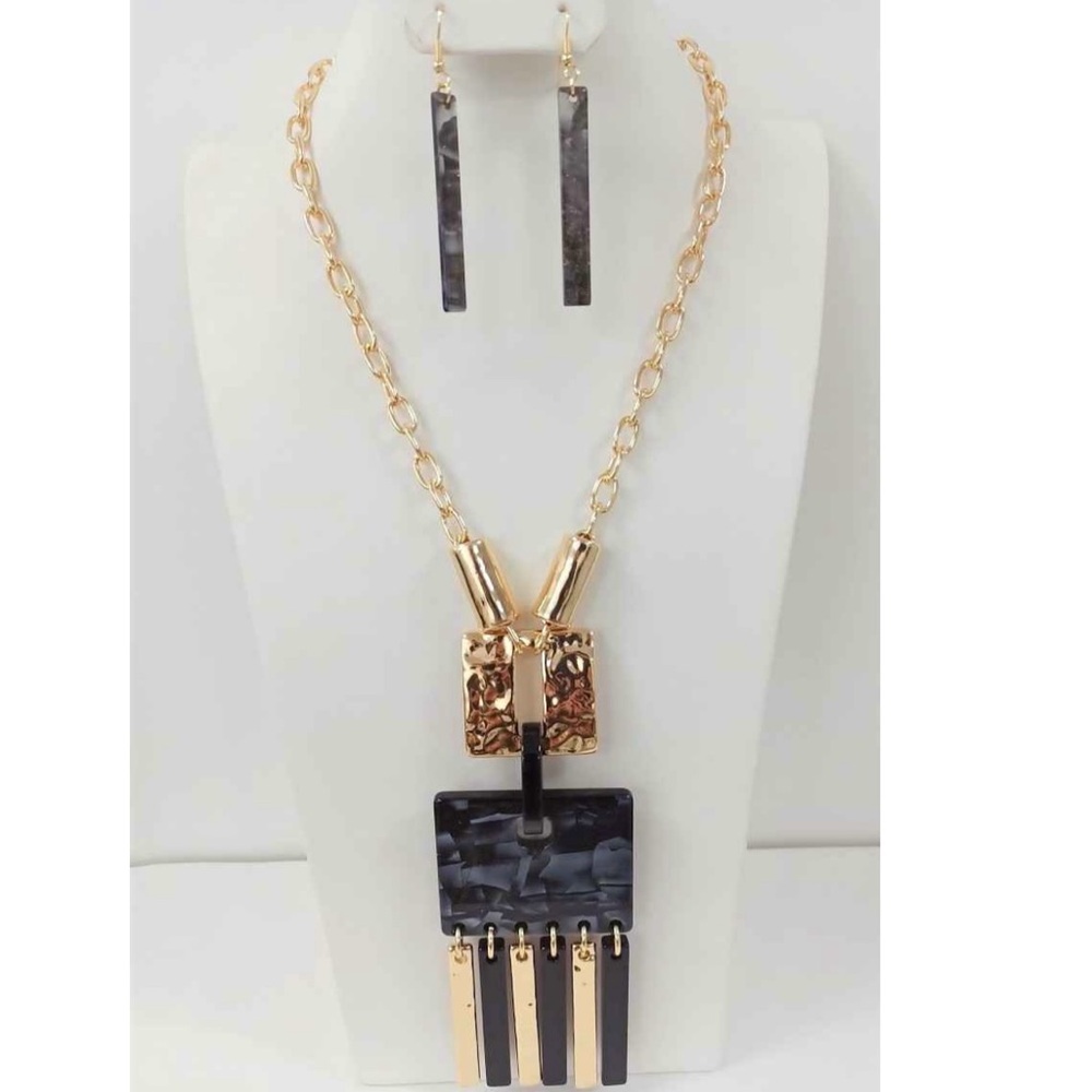 Gold-Tone Necklace and Earrings Set with Marbled Black Pendant